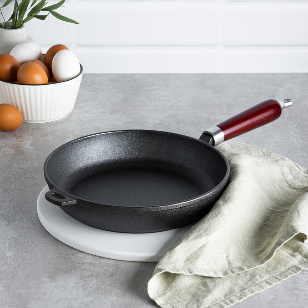 VETTA Сковорода чугун, d22х5см, деревянная ручка, индукция, арт.№ 808-005