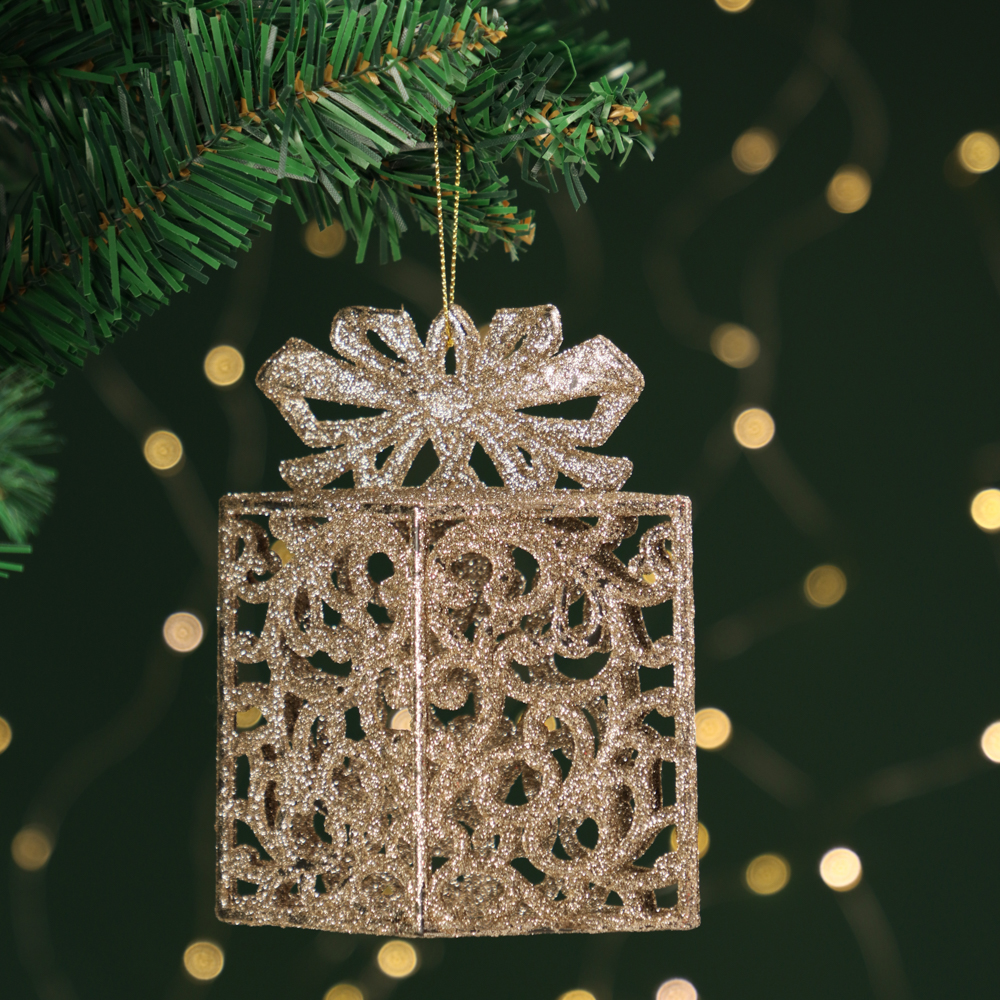 СНОУ БУМ Подвеска декоративная в виде подарка, глиттер, красный, пластик, 14x11см, арт.№ 374-361