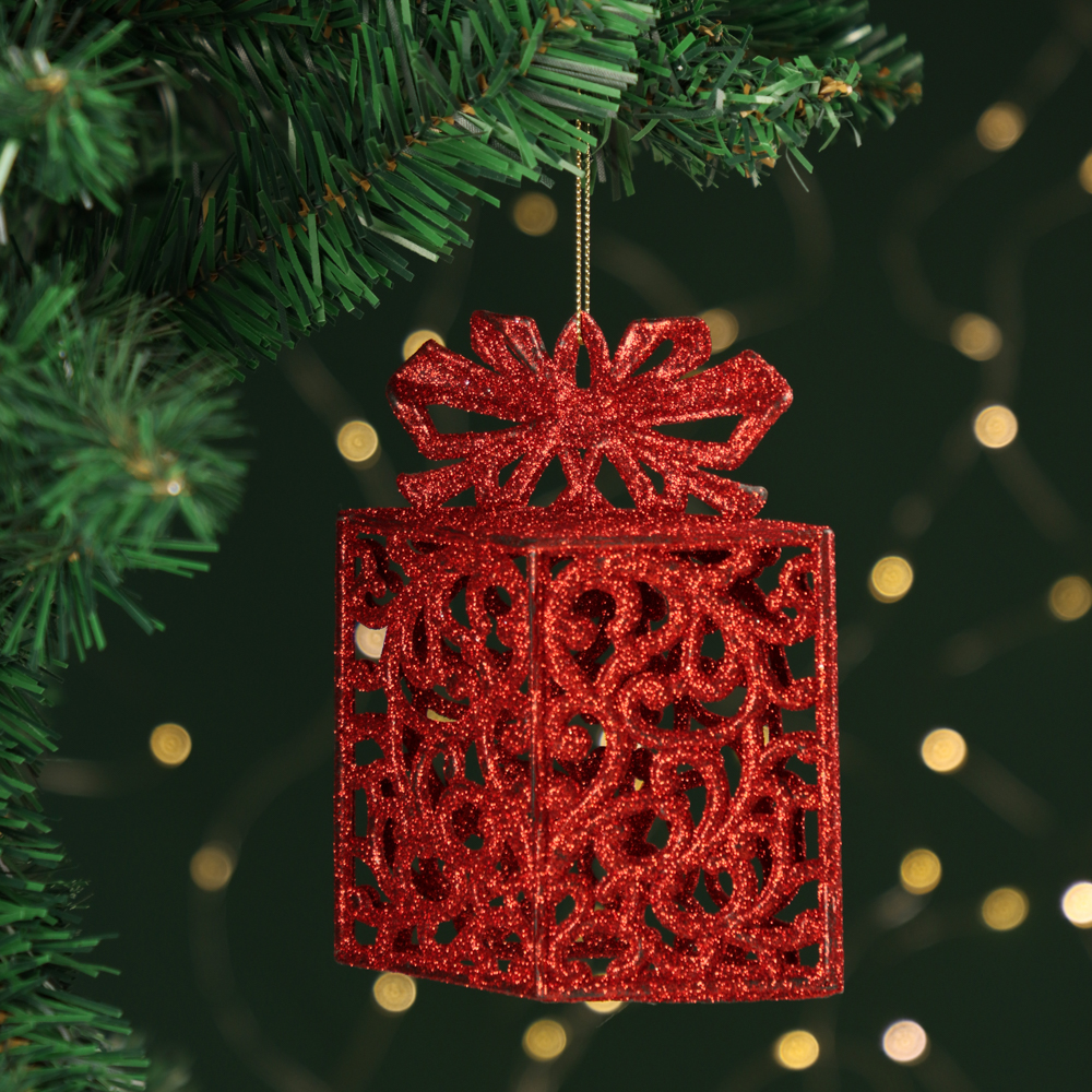 СНОУ БУМ Подвеска декоративная в виде подарка, глиттер, красный, пластик, 14x11см, арт.№ 374-361