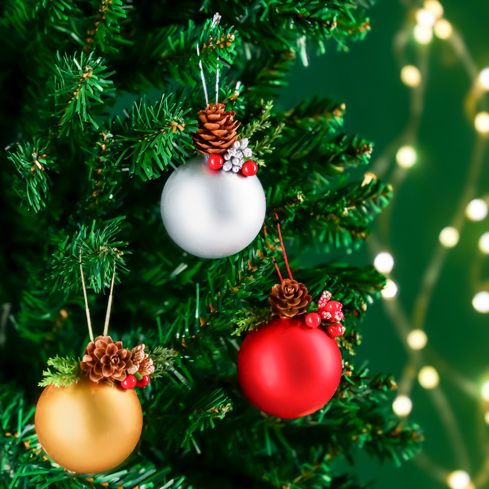 СНОУ БУМ Подвеска в виде шара еловым декором, 8x7x6 см пластик, (красный, золото, перламутр), арт.№ 374-452