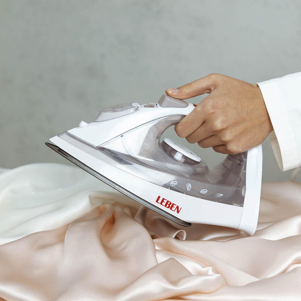 LEBEN Утюг с отпаривателем 1600 Вт, подошва - тефлон, бежевый, арт.№ 249-025
