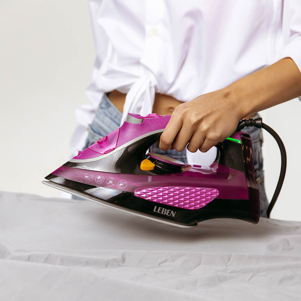 LEBEN Утюг с отпаривателем 2200 Вт, подошва - керамическое покрытие, LED, арт.№ 249-018